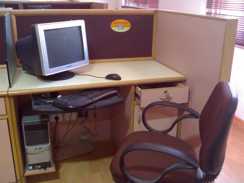 My office desk at Desiya Online Travel year 2007 AskDushyant