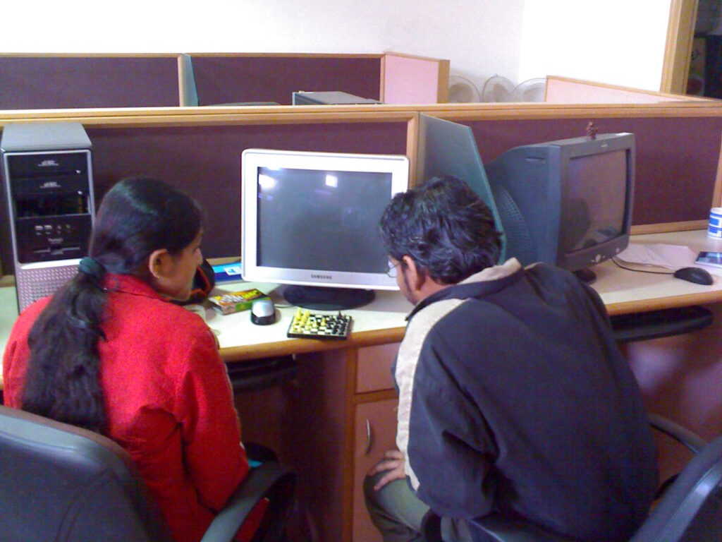 Pawan-and-Anajana-Playing-chess-Desiya-Startup-Gurgaon-Year-2007